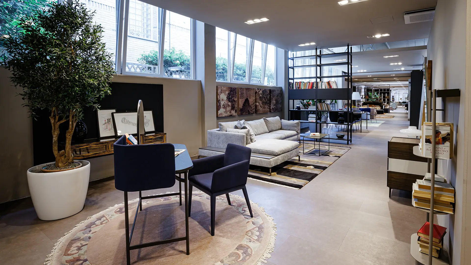 Showroom DGM a Giussano con divano, libreria e tavolo, fotografato da Web Create