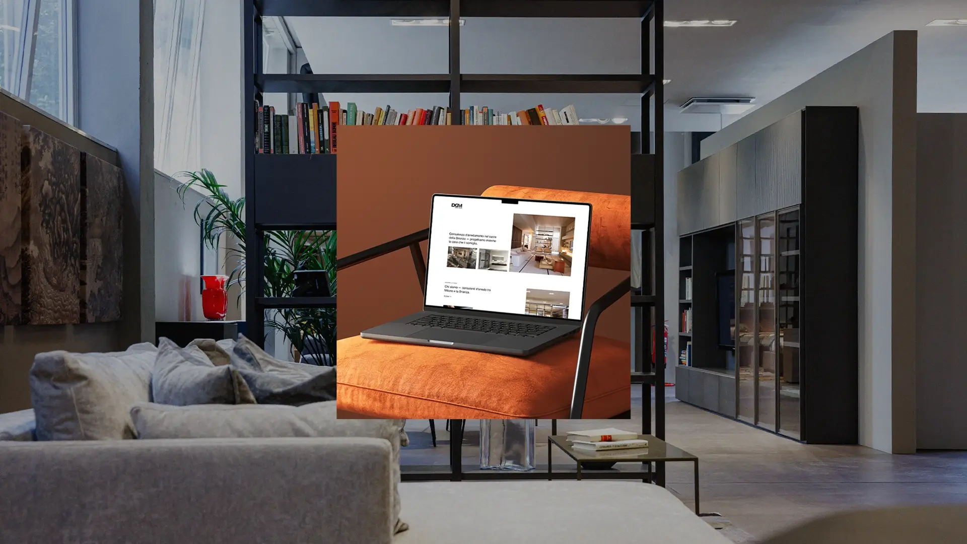 Il sito web di DGM su un laptop nello showroom di arredamento a Giussano