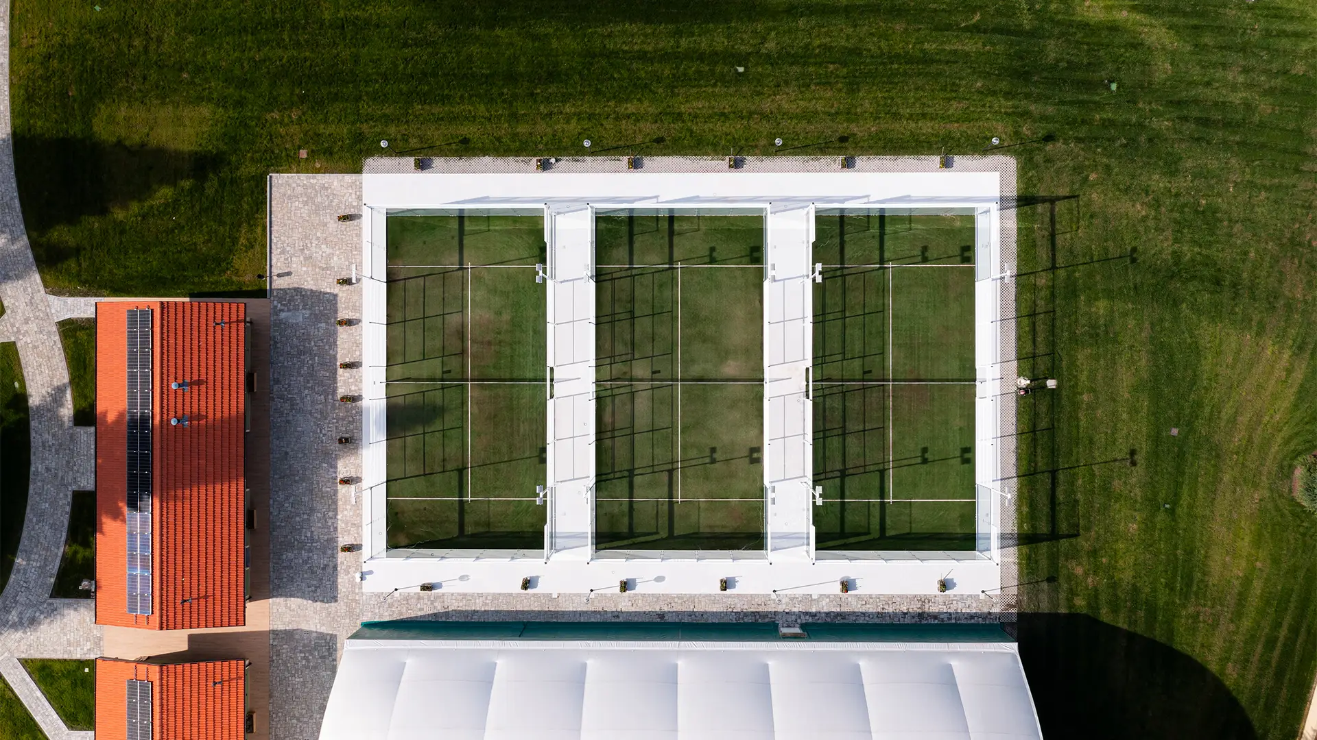 Vista dall’alto dei campi da padel di Parco dei Fiori