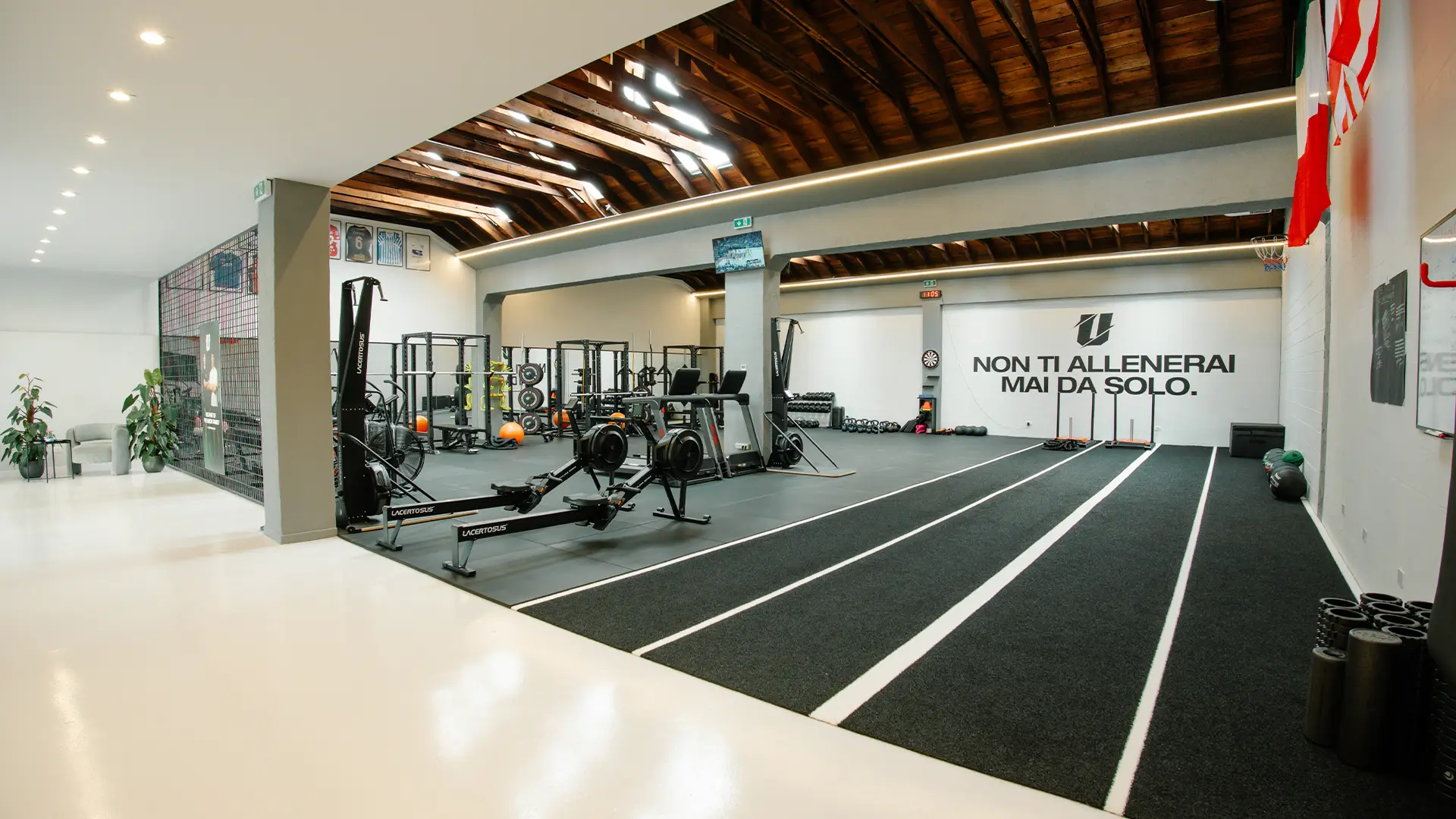 Sala di Union Training Lab a Seregno con la scritta a parete Non ti allenerai mai da solo