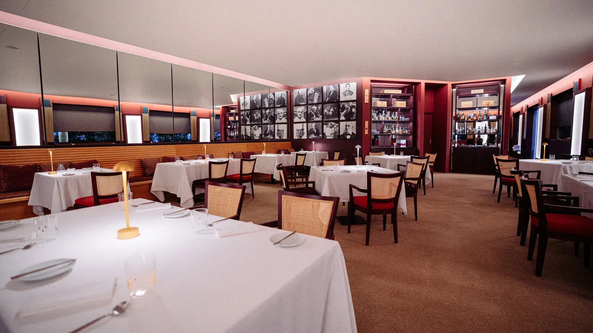 Sala dell'Osteria l'Abbiccì con i tavoli apparecchiati