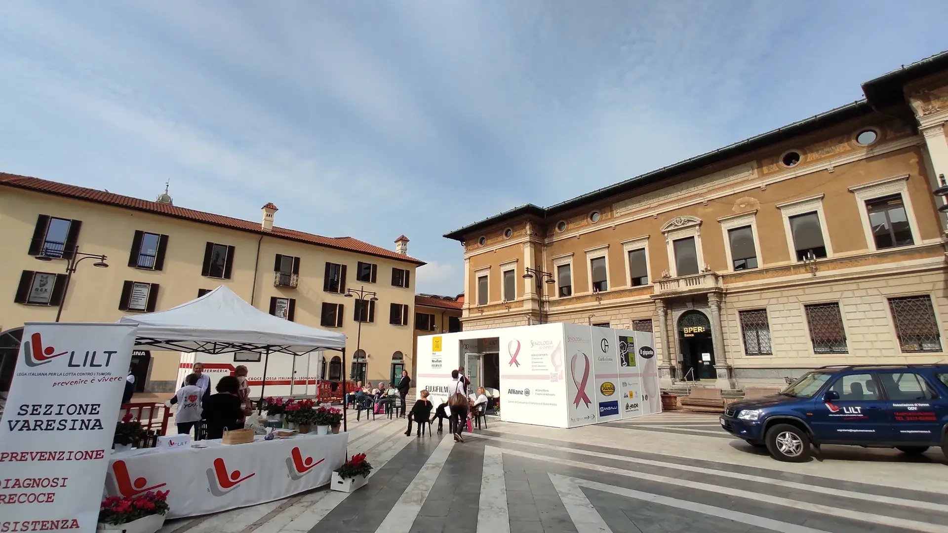 Unità mobile Senologia al Centro con LILT allestita in piazza
